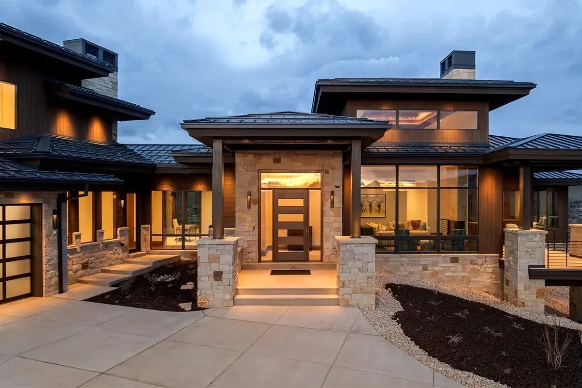 نمای بیرونی با طراحی مدرن با ترکیبی از سنگهای طبیعی